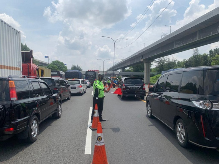 Macet di Km 48, Tol Jakarta Cikampek Berlakukan <i>Contraflow</i>