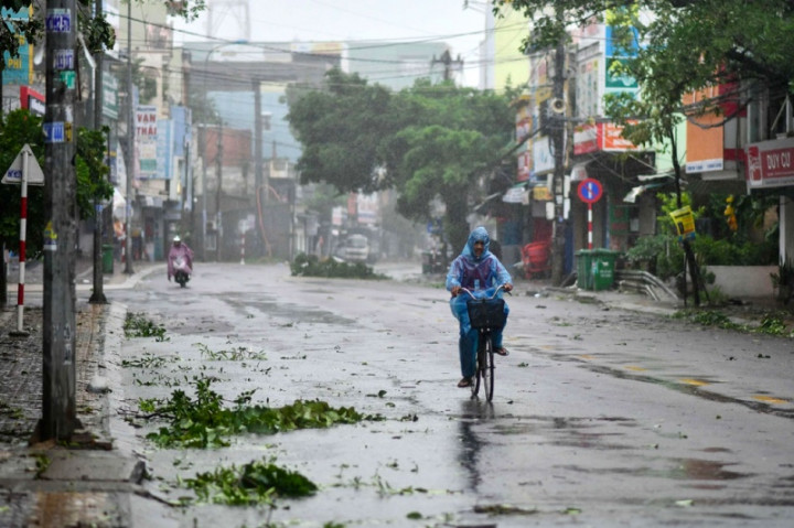 25 Orang Tewas saat Topan Molave Menghantam Vietnam
