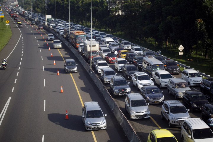 Libur Panjang Hari Kedua, Jalur Puncak Padat