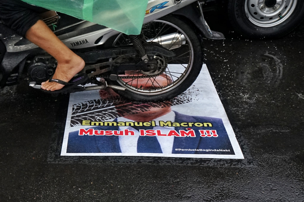 Potret Poster Presiden Prancis yang Ditempel di Jalan Yogyakarta