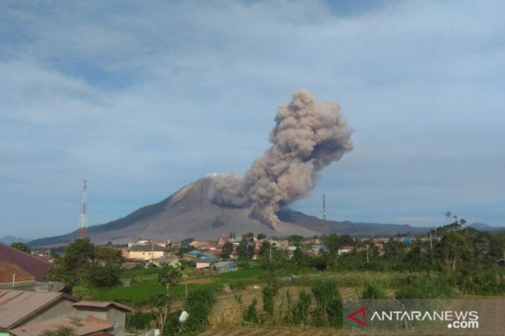 Gunung Sinabung Semburkan Awan Panas Sejauh 2.000 Meter