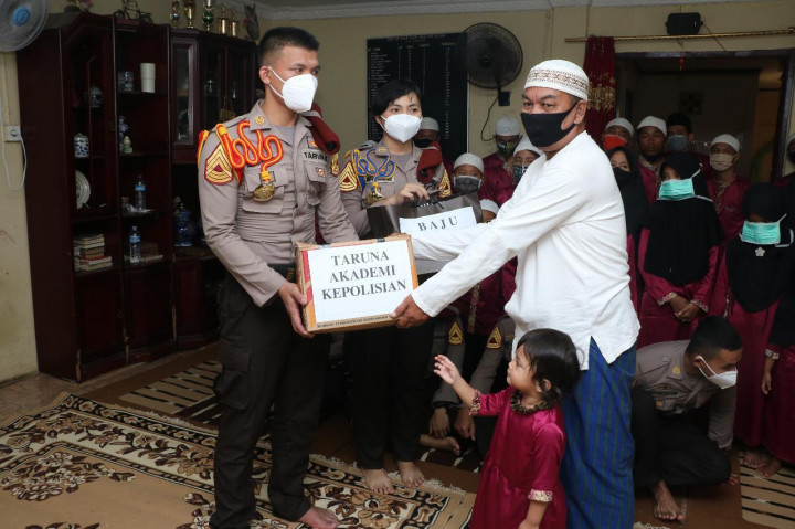 Taruna Akpol Salurkan 28 Ribu Masker dan 1.500 Paket Sembako