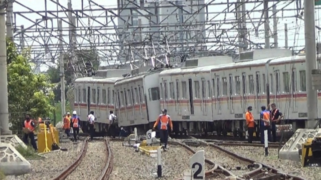KRL Anjlok Di Stasiun Kampung Bandan