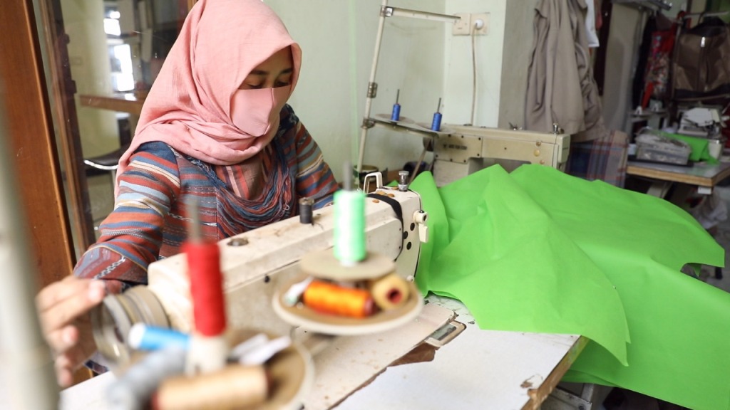 Asih Wijayanti, pengrajin souvenir dan tas kulit di Kabupaten Cilacap, Jawa Tengah, tetap berjuang di tengah pandemi covid-19. Foto: dok Pertamina