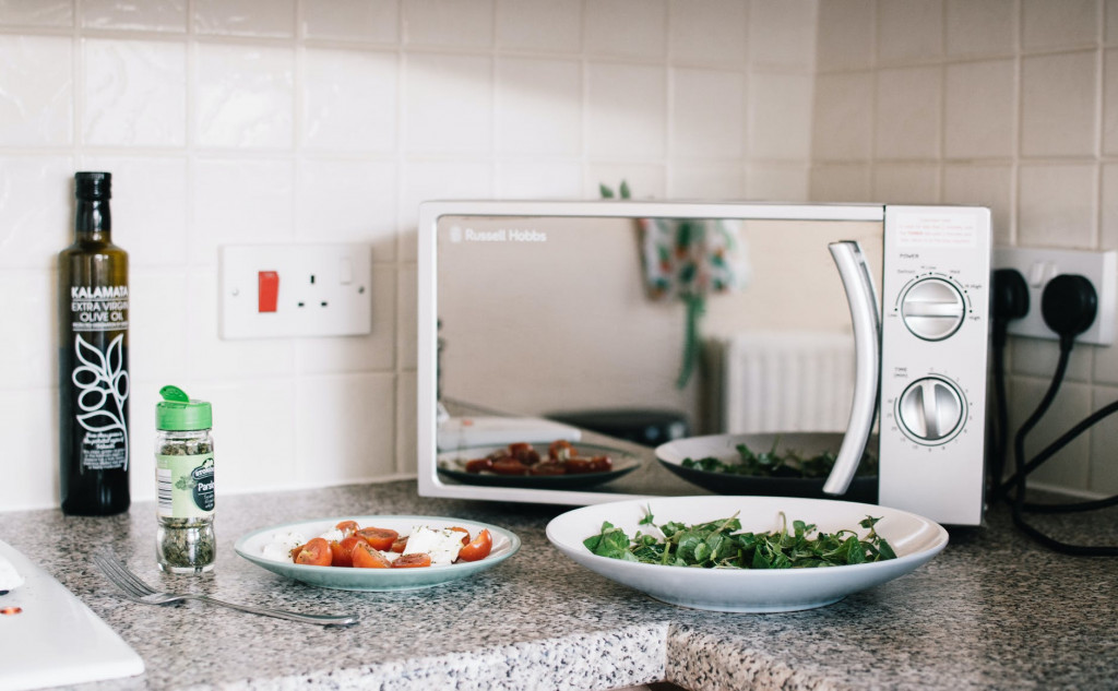 Saat kamu memasukkan makanan ke dalam microwave, gelombang mikro ini diserap, yang membuat molekul air dalam makanan bergetar, menyebabkan gesekan yang memanaskan makanan. (Ilustrasi/Pexels)