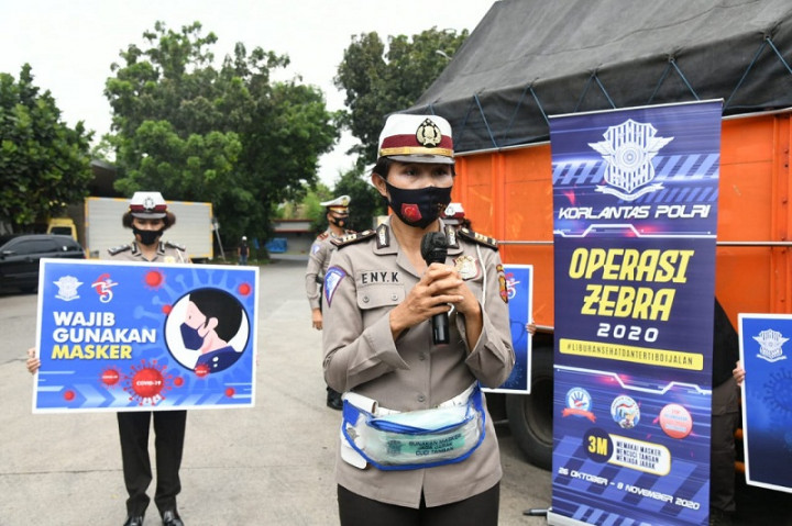 Polwan Operasi Zebra Sembari Edukasi 3M