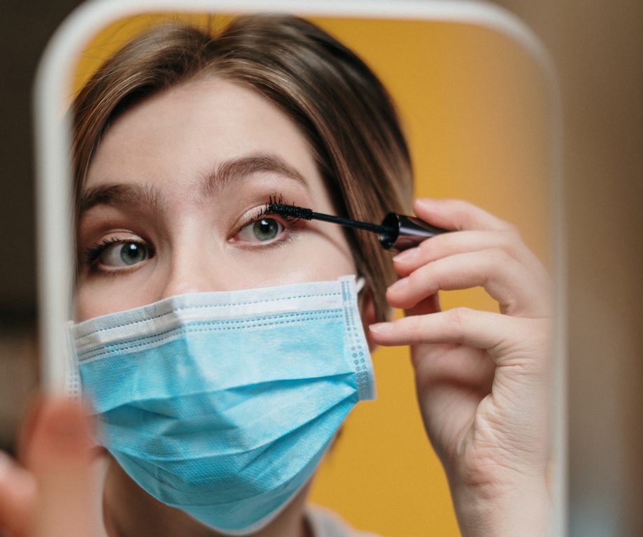 Bila memang harus berdandan, aplikasikanlah pada area mata saja. (Foto: Pexels)