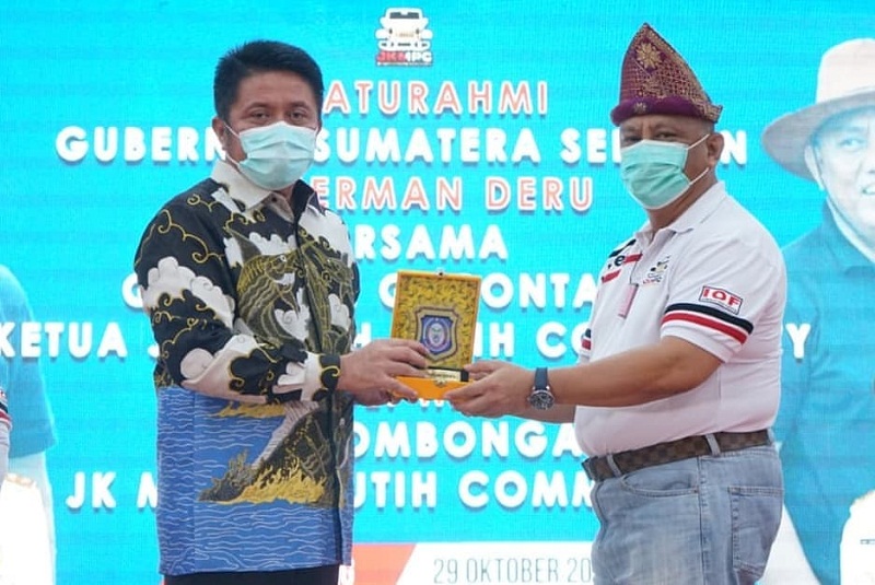 Gubernur Sumsel Herman Deru (kiri) secara simbolis menyerahkan mandat kepada Gubernur Gorontalo, Ruslie Habibie di Griya Agung Palembang, Kamis 29 Oktober 2020. Foto: Dokumentasi