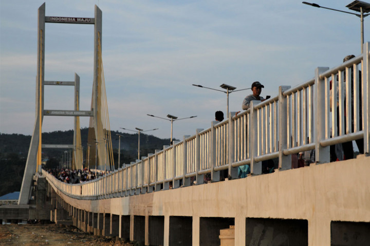 Jembatan Teluk Kendari Dipadati Warga