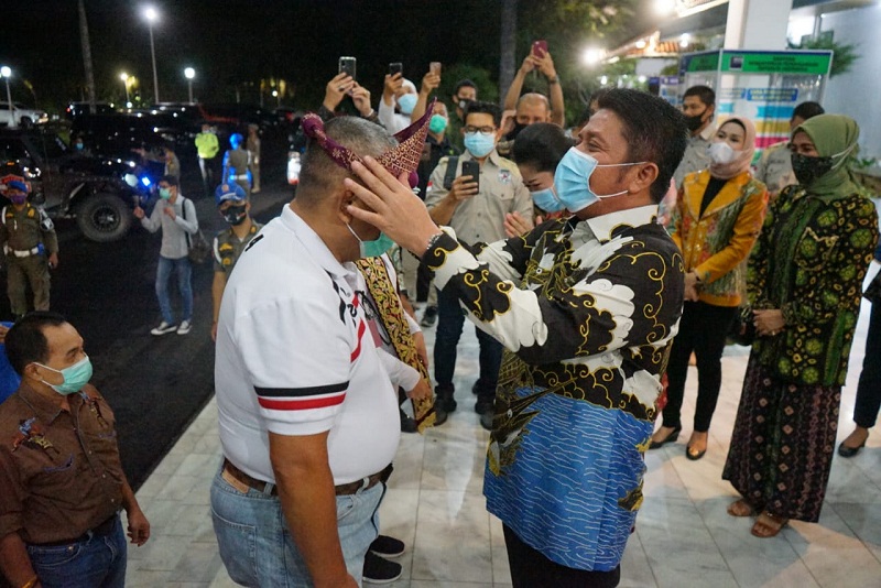 Gubernur Sumsel Herman Deru saat menyambut kedatangan Gubernur Gorontalo Rusli Habibie di Griya Agung Palembang, Kamis 29 Oktober 2020. Foto: Dokumentasi