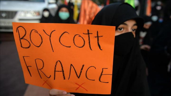 Macron Terancam Kehilangan Rp1.442 Triliun Akibat Seruan Boikot Produk Prancis