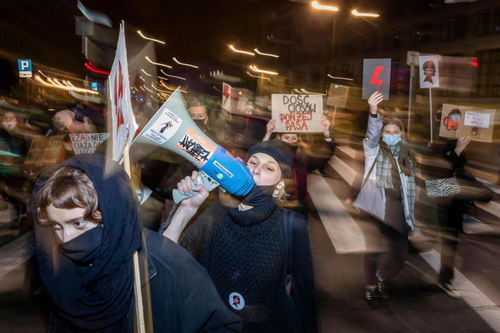 Puluhan Ribu Warga Polandia Protes Larangan Aborsi