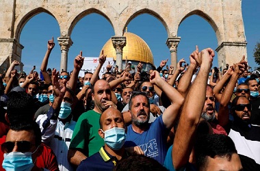 Ribuan Warga Palestina di Masjid Al-Aqsa Kecam Sikap Macron