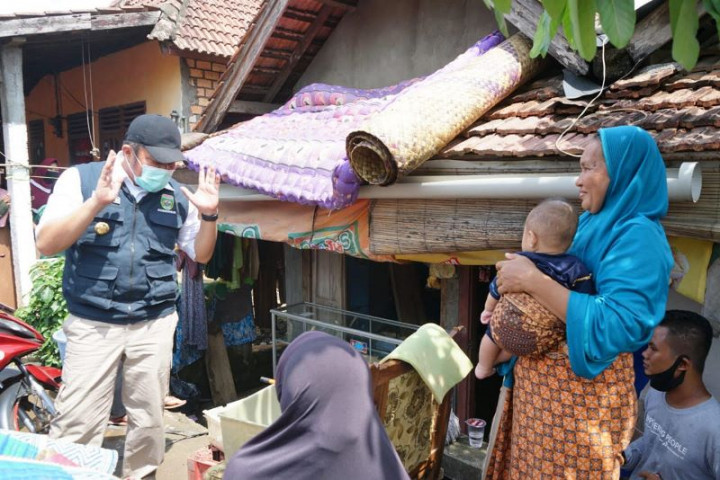 Herman Deru Bangun Kembali 5 Rumah Warga Korban Banjir Muara Enim