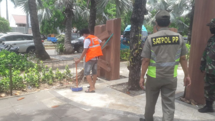 14 Pengunjung Ancol Disanksi Menyapu Jalanan