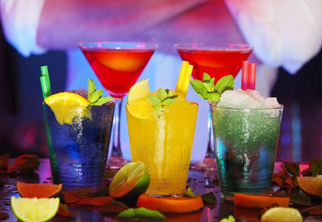 Saat sedang meminum obat antibiotik, menambahkan alkohol dapat membuat liver bekerja terlalu keras. (Foto: Ilustrasi/Pexels.com)