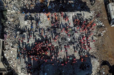 Bocah Tiga Tahun Diselamatkan dari Puing Bangunan di Izmir Turki