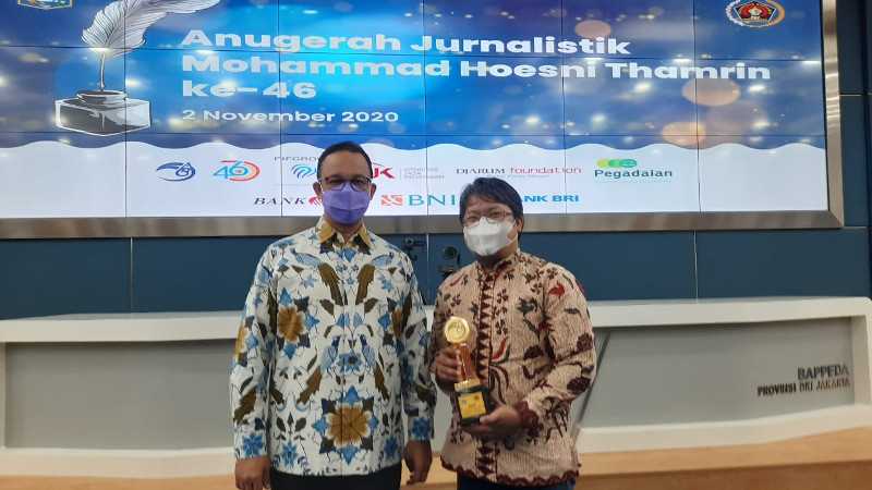 SEO Content Medcom.id Mohamad Rizal (kanan) menerima penghargaan anugerah Jurnalistik MH. Thamrin. Medcom.id