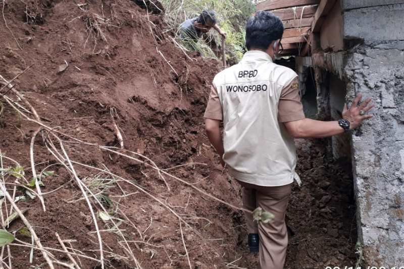 Bencana tanah longsor terjadi di Dusun Pomahan, Desa Gondowulan,  Kepil, Kabupaten Wonosobo, Jawa Tengah, mengakibatkan seorang tewas. (ANTARA/HO - BPBD Pemkab Wonosobo)