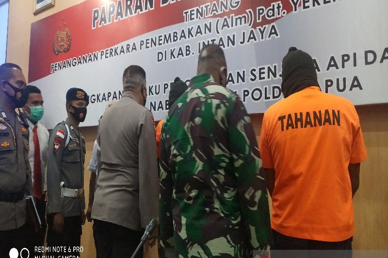Kapolda Papua Irjen Pol Paulus Waterpauw disampingi Pangdam XVII Cenderawasih Mayjen TNI Herman Asaribab saat beri keterangan pers terkait jual beli senpi ke KKB di Jayapura, Senin (2/11). (ANTARA/Evarukdijati)