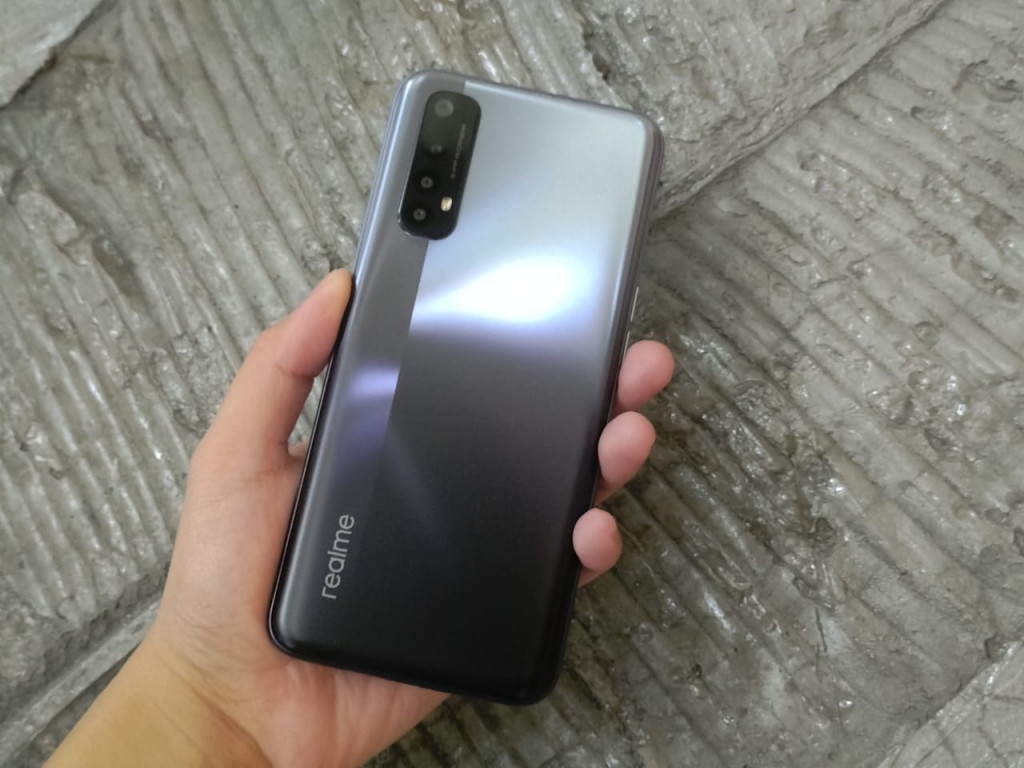 Adu Spesifikasi dan Harga realme 7 dan Vivo V20 SE - Medcom.id