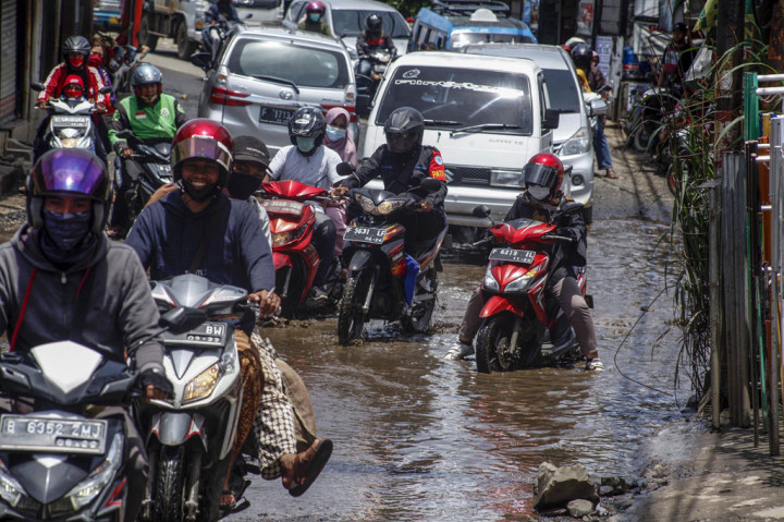 Jalan Raya Pabuaran Bojonggede Rusak Parah