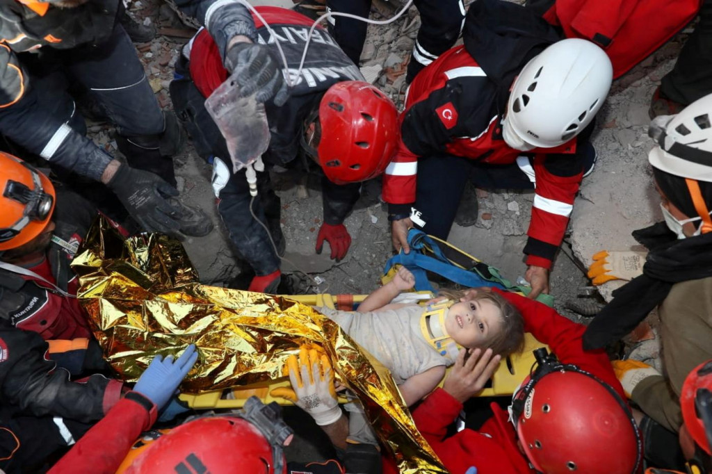 Ayda Gezgin, 4, terperangkap di bawah bangunan yang runtuh selama empat hari. Foto: Middle East Eye.
