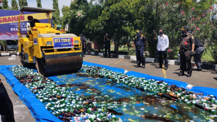 Miras dan Rokok Ilegal Senilai Rp400 Juta Dimusnahkan