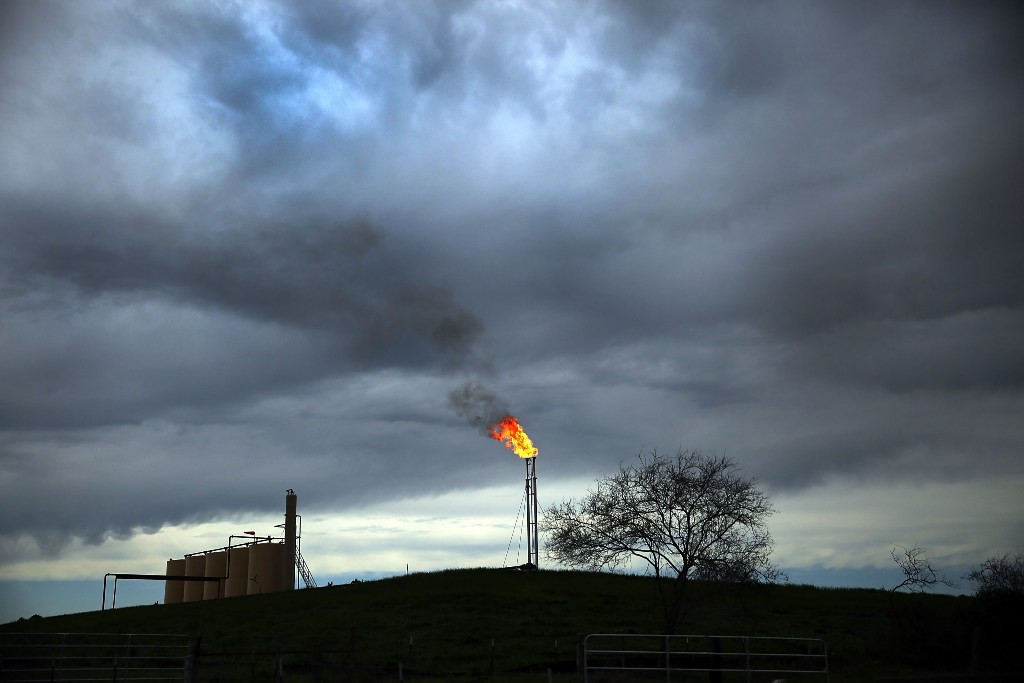 Pengembangan energi terbarukan banyak membuka peluang kerja. Foto: AFP.
