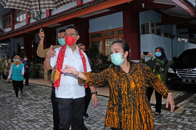 Menteri Sosial Juliari P Batubara menyaksikan poster perjalanan sejarah saat kunjungan kerja ke Balai Besar Rehabilitasi Sosial Penyandang Disabilitas Intelektual (BBRSPDI) Kartini Temanggung, Jateng.