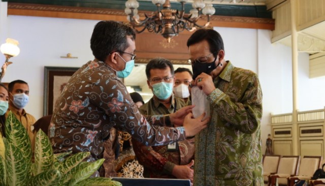 Sri Sultan Hamengkubuwono X mencoba alat diagnosis covid-19 buatan UGM, yaitu GeNose C19. (Foto: Dok. UGM/ugm.ac.id)