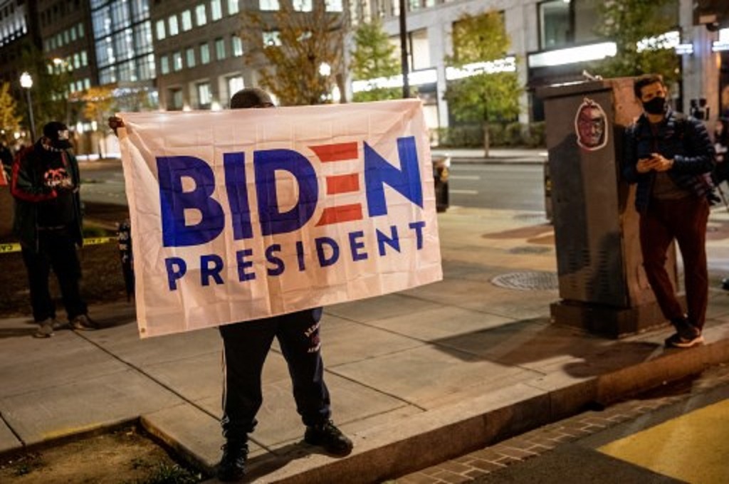 Seorang warga AS menyuarakan dukungannya untuk Joe Biden. (Chris McGrath/Getty/AFP