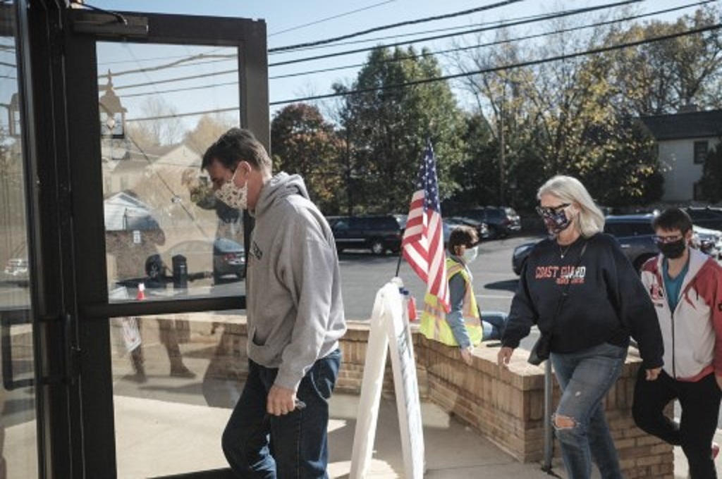 Warga menggunakan hak suara mereka di salah satu tempat pemungutan suara di Columbus, Ohio pada Selasa, 3 November 2020. (Matthew Hatcher/Getty/AFP)