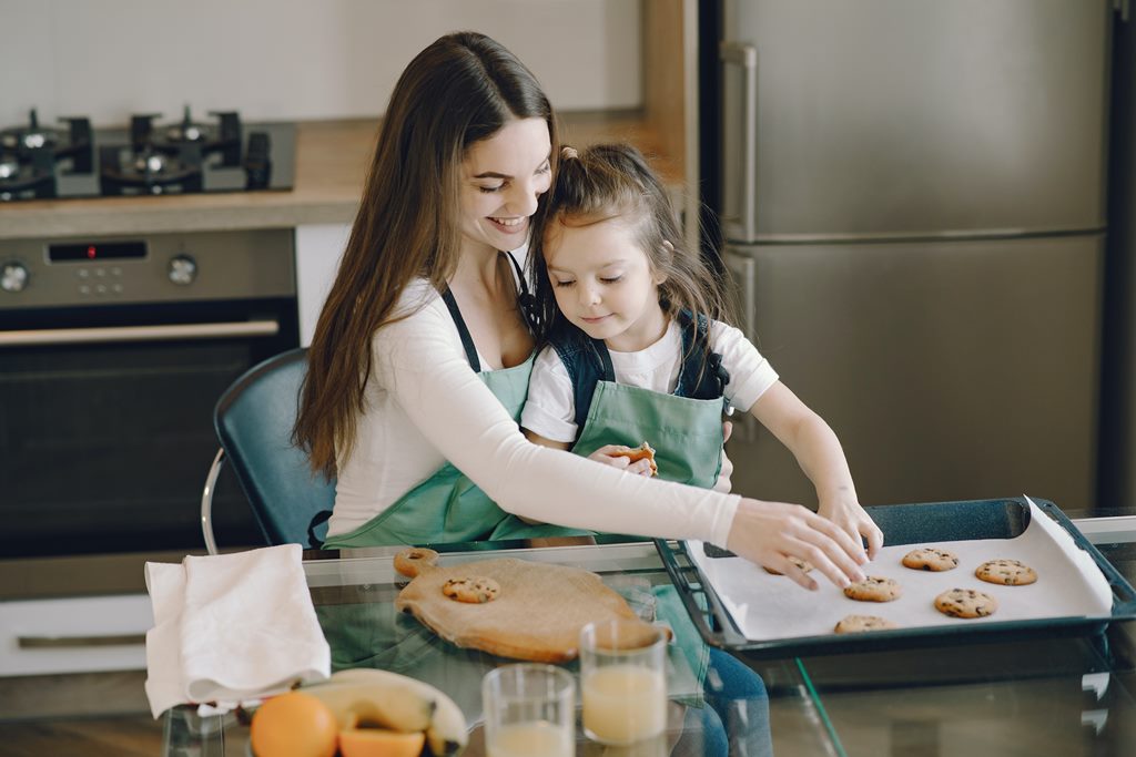 Ibu memiliki peran yang sangat penting dalam mengatur kandungan gula pada makanan. (Foto: Pexels)