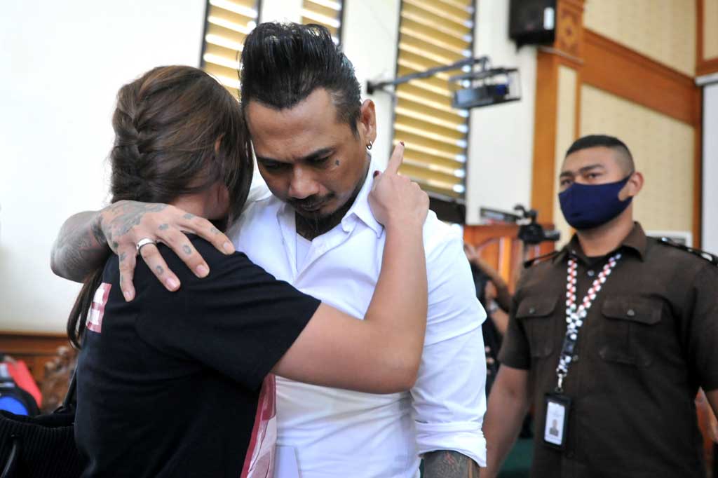 Jerinx (tengah) memeluk istrinya Nora Alexandra (kiri) usai menjalani sidang tuntutan di Pengadilan Negeri Denpasar, Bali, Selasa (3/11/2020). (Foto: Antara)