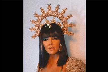 Khloe Kardashian Bantah Tutupi Kehamilan dengan Kostum Halloween