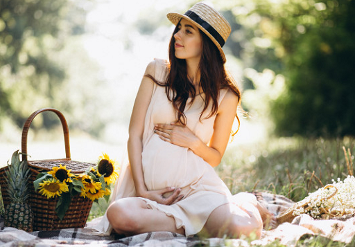 5 Gaya Fashion Ibu Hamil yang Nyaman nan Modis