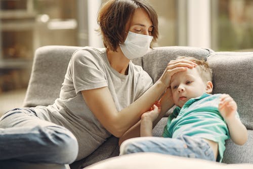 Gejala awal pneumonia adalah gejala yang menyerupai selesma (common cold) seperti batuk, pilek dan demam yang disertai lemas dan lesu yang berkepanjangan. (Ilustráis/Pexels)