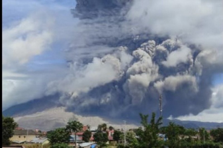 Gunung Sinabung Luncurkan Awan Panas 2.000 Meter