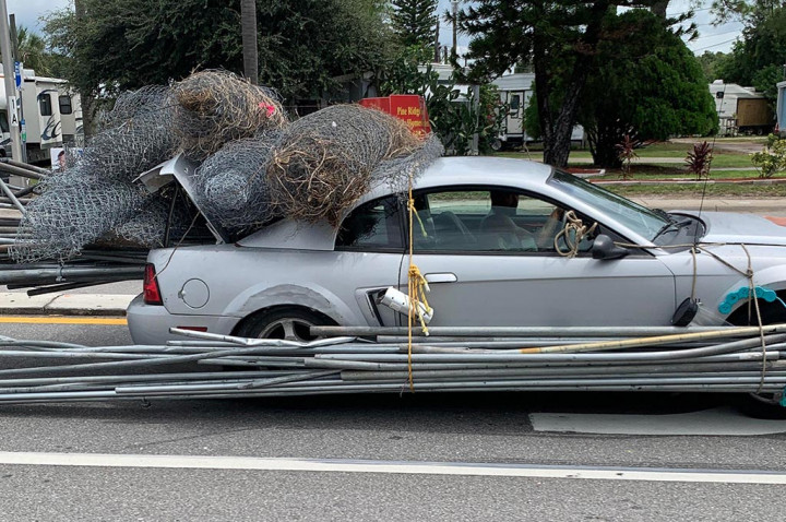 Menyiksa Sportcar dengan Angkut Bahan Bangunan