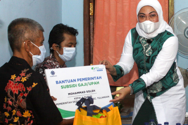 Menaker Pantau Langsung Penyaluran BSU di Sidoarjo