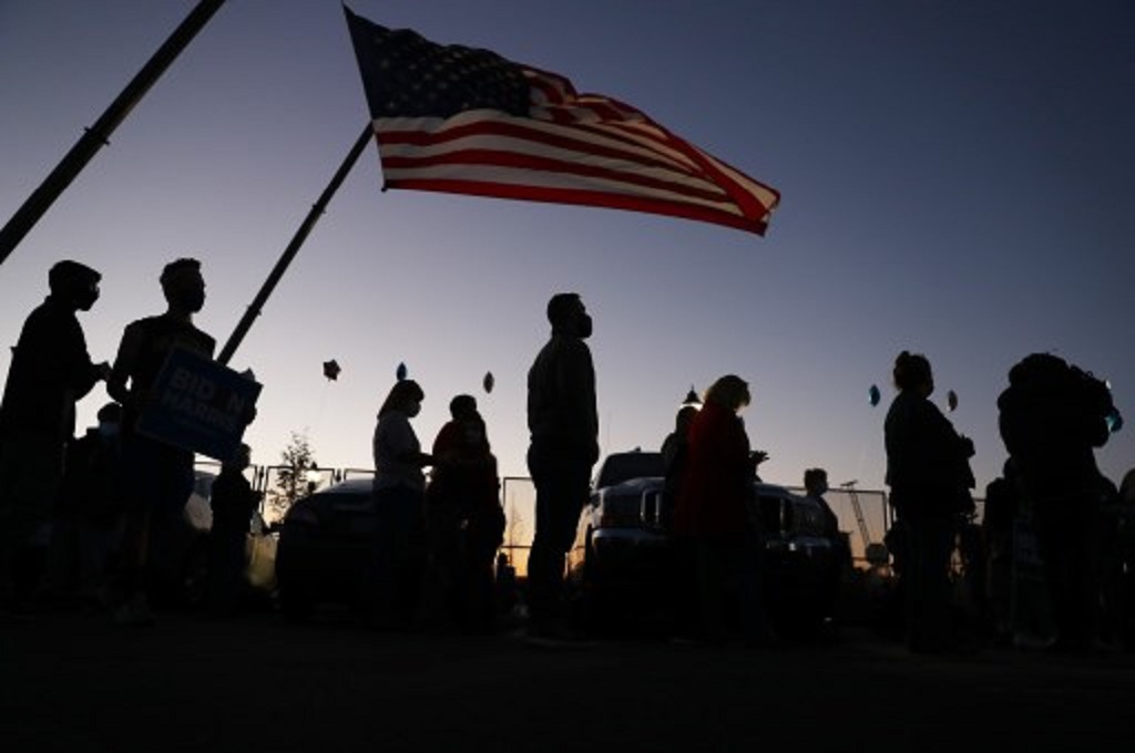 Sekelompok pendukung Demokrat menanti pidato Joe Biden di Wilmington, Delaware pada Jumat malam, 6 November 2020. (JOE RAEDLE/Getty/AFP)