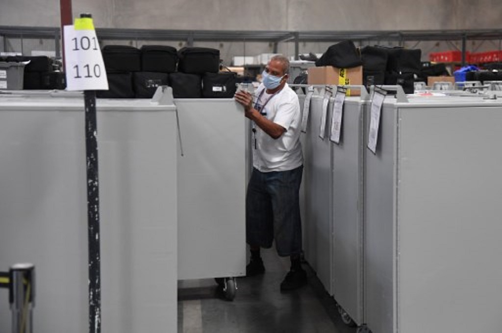 Petugas memproses surat suara di salah satu pusat penghitungan di Clark County, Nevada pada 6 November 2020. (Ethan Miller/Getty/AFP)