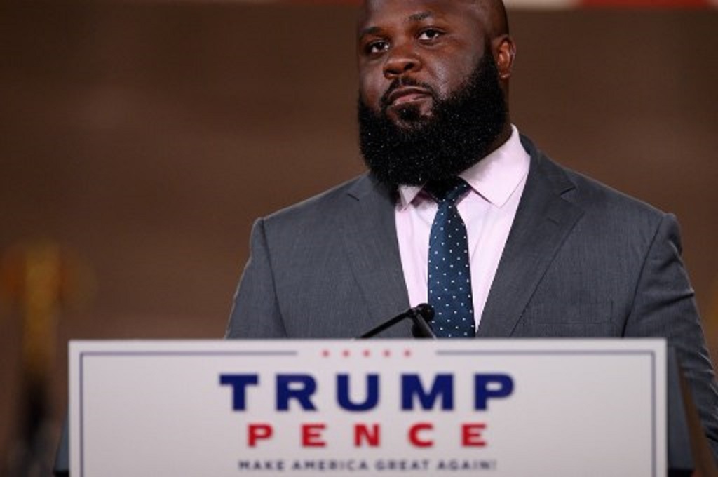 Ja Ron Smith, ajudan senior kulit hitam untuk Presiden AS Donald Trump, berbicara dalam sebuah acara di Washington pada 27 Agustus 2020. (NICHOLAS KAMM/AFP)