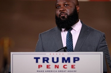 Ajudan Kulit Hitam Trump Tinggalkan Gedung Putih