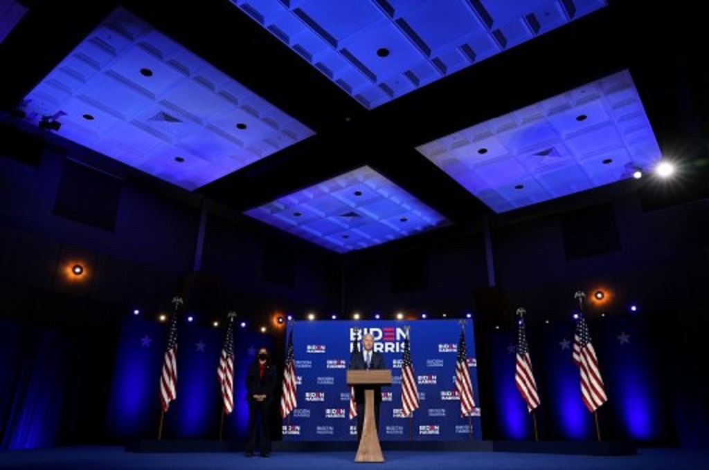 Joe Biden (tengah) didampingi wakilnya, Kamala Harris, berpidato di Wilmington, Delaware pada Jumat malam, 6 November 2020. (Drew Angerer/Getty/AFP