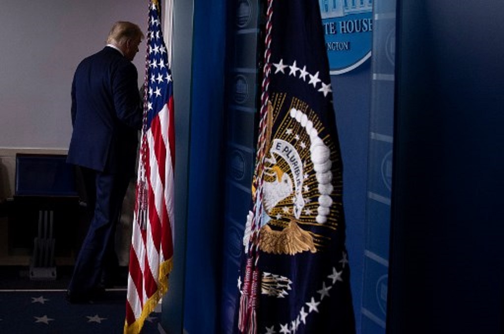 Presiden AS Donald Trump meninggalkan ruangan konferensi pers di Gedung Putih, Washington pada 5 November 2020. (Brendan Smialowski/AFP)