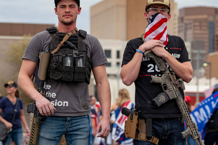 Pendukung Biden Menari, Suporter Trump Tenteng Senjata