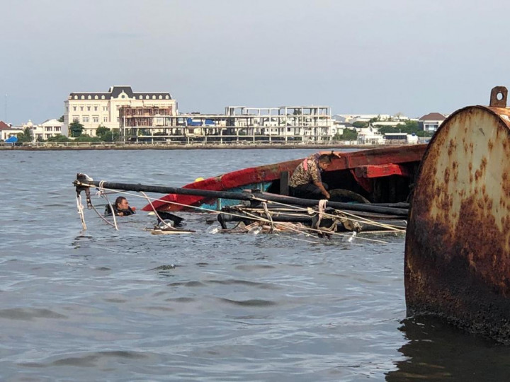 Kapal Terbalik Dekat Pelabuhan Angke