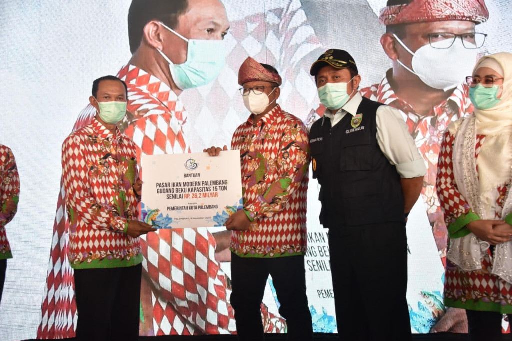  Gubernur Sumsel, Herman Deru (kanan) dan Menteri Kelautan dan Perikanan RI, Edhy Prabowo (kiri) meresmikan Pasar Ikan Modern di Kota Palembang. Dokumentasi/ istimewa